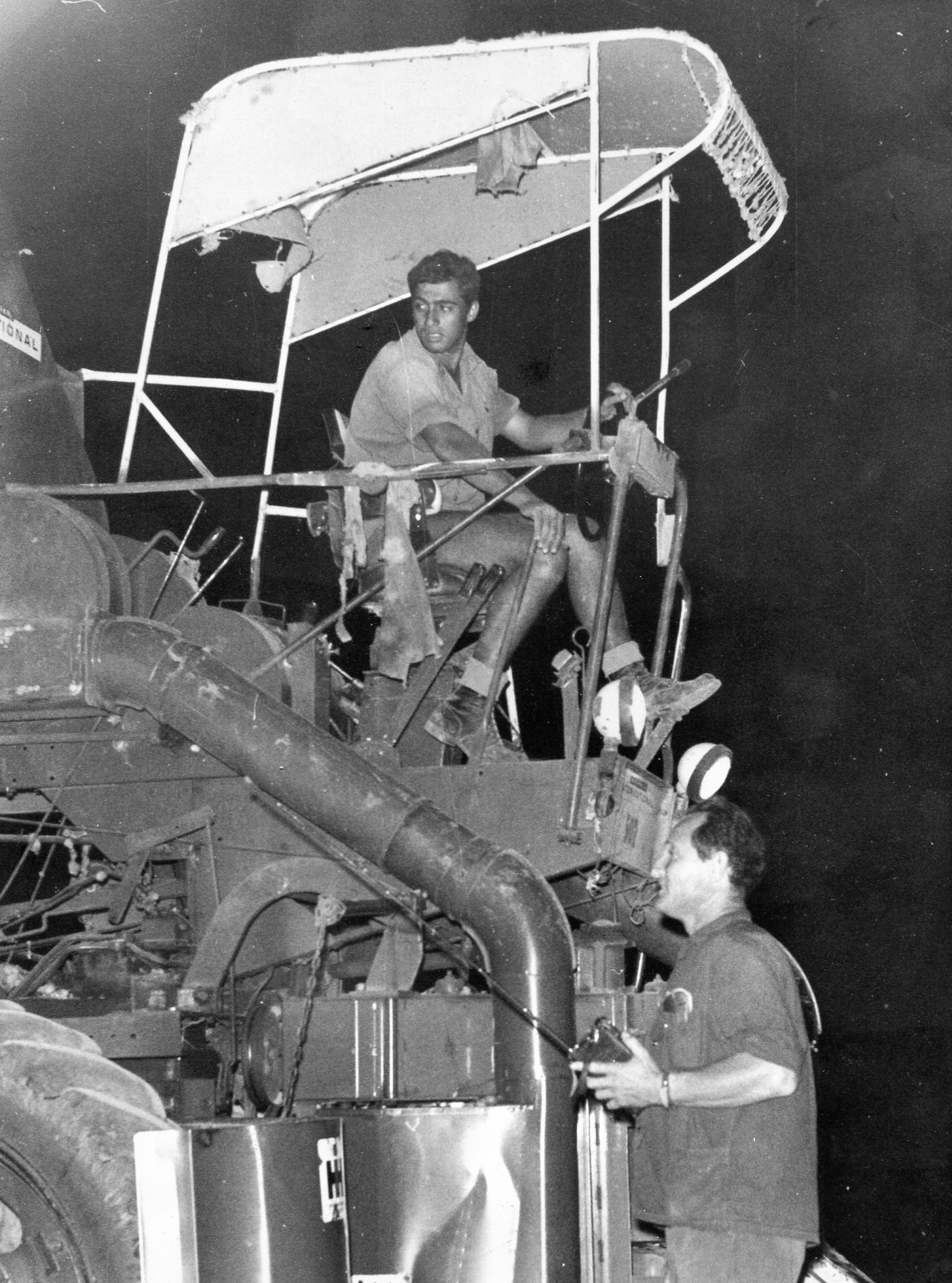 צבי מזרחי על קטפת הכותנה. עלה על מוקש ונהרג 1969